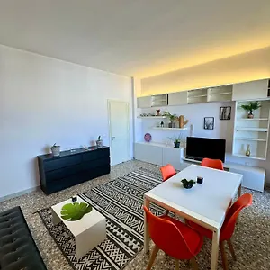 4 Balconi House- Moderno A , Lecce Italia